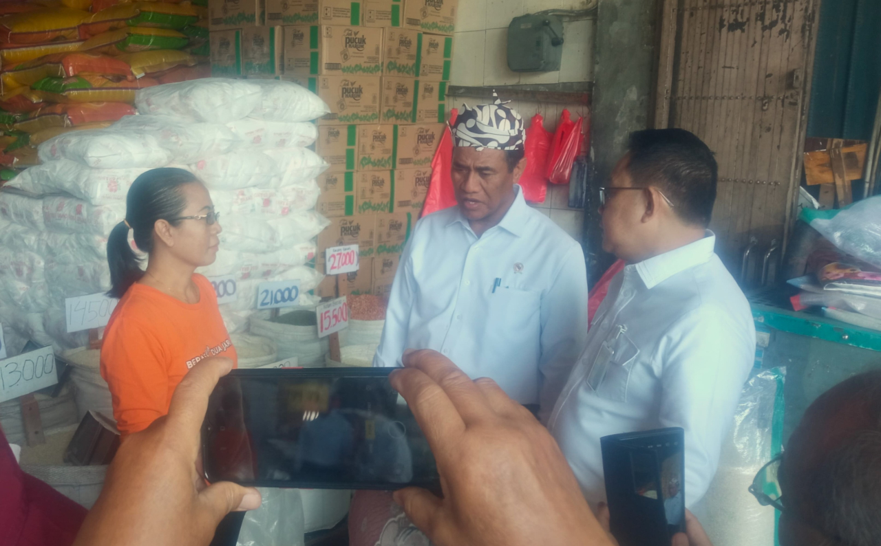 Menteri Pertanian (Mentan) Andi Amran Sulaiman, didampingi Sekdaprov Jatim, Adhy Karyono,  saat melakukan inspeksi mendadak (sidak) di Pasar Tembok Surabaya, Rabu (11/6/2025). Foto/Ayojatim