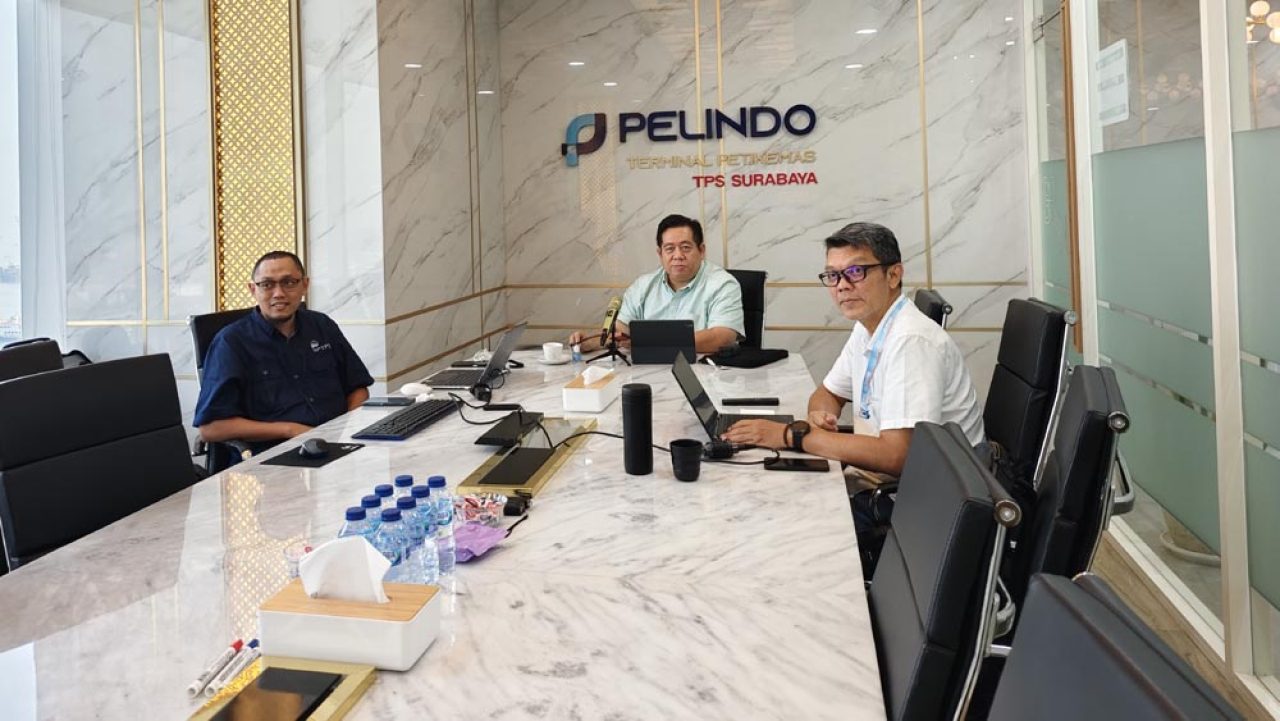 Direktur Keuangan, SDM dan Manajemen Risiko TPS (tengah) bersama VP IT Imam Rosyadi (kiri) dan SVP IT Arjo Dedali (kanan). Sapto memberikan opening speech dalam acara Webinar IT. Foto: Ayojatim/TPS