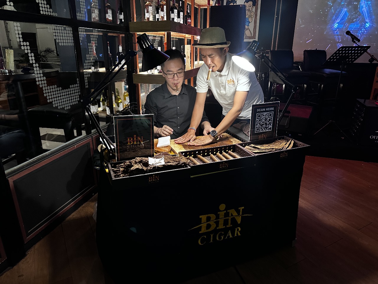 Ketika Wine, Cerutu, dan Musik Berpadu: Gaya Hidup Premium di Surabaya