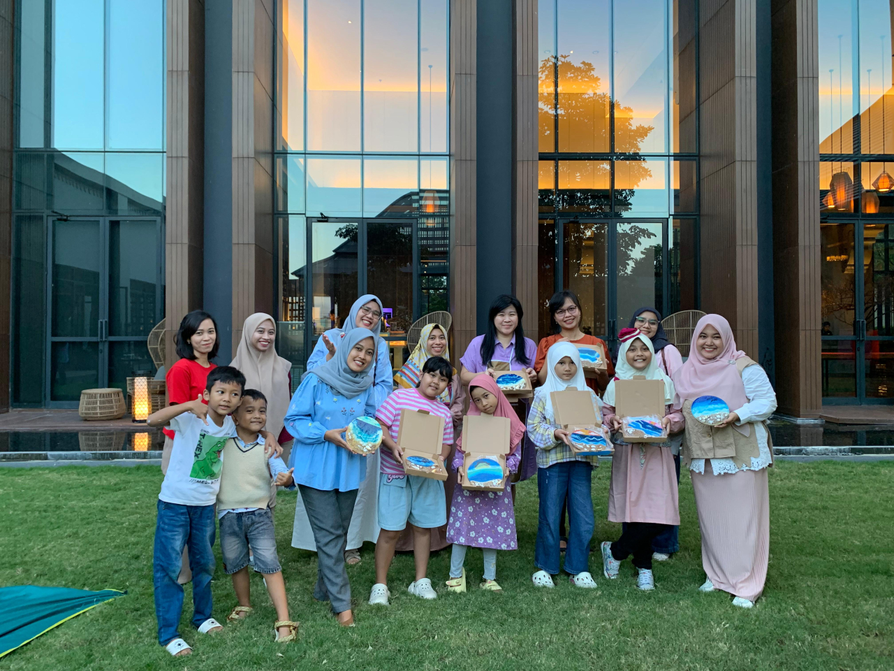 Peserta berfoto bersama dalam kegiatan "3D Beach Painting" yang digelar di Garden Floor, Kokoon Hotel Banyuwangi, Sabtu (19/7/2025). Foto: Ayojatim