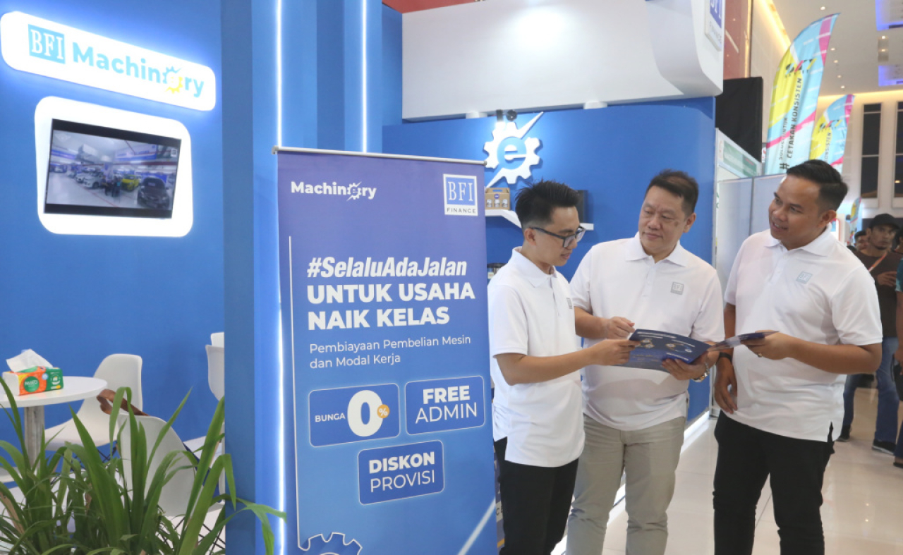 BFI Finance menawarkan solusi pembiayaan mesin percetakan dengan promo menarik bagi pelaku usaha di SPE 2025. Foto: Ali Masduki/Ayojatim