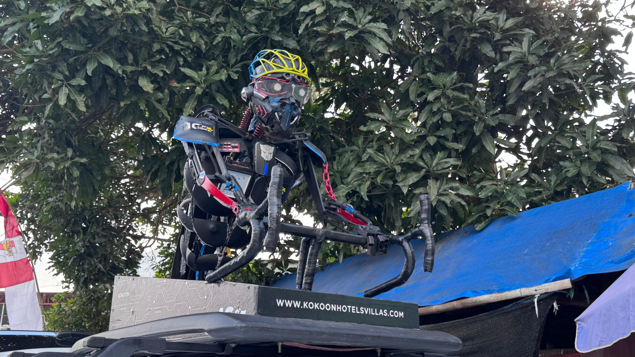 Patung Pembalap dari BESI Bekas yang dibuat Kokoon Hotel Banyuwangi di eventCavalcade Tour de Banyuwangi Ijen 2025. Foto: Ayojatim