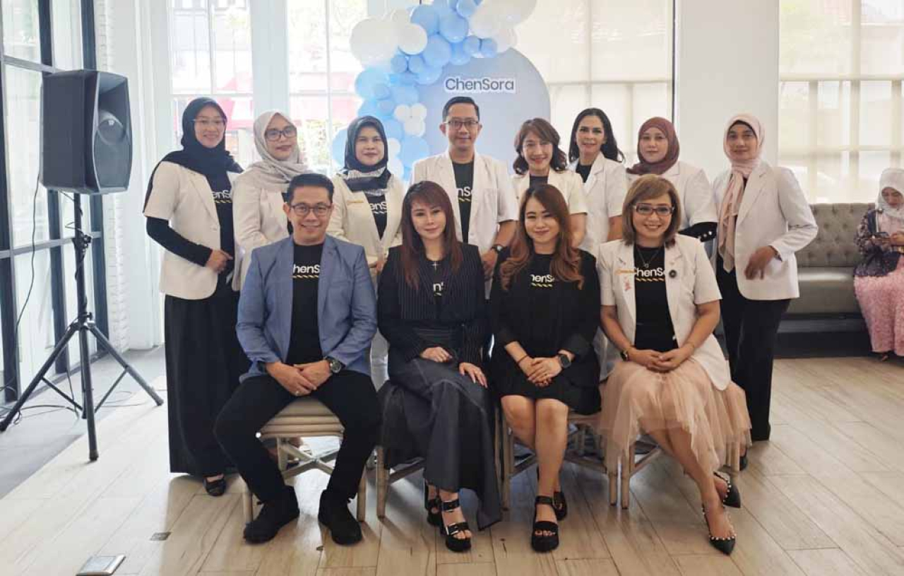 Chensora bersama para dokter yang menjadi Brand Ambassadornya mengadakan acara peluncuran produk Kakkoi yang dihadiri oleh lebih dari 50 dokter terkemuka di Surabaya. Foto: Ayojatim/Ali Masduki