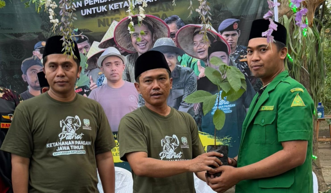 Kasatgas Patriot Ketahanan Pangan PW GP Ansor Jatim, Deni Prasetya menyerahkan bibit buah untuk ditanam di Kabupaten Bondowoso. foto: HDP for ayojatim.