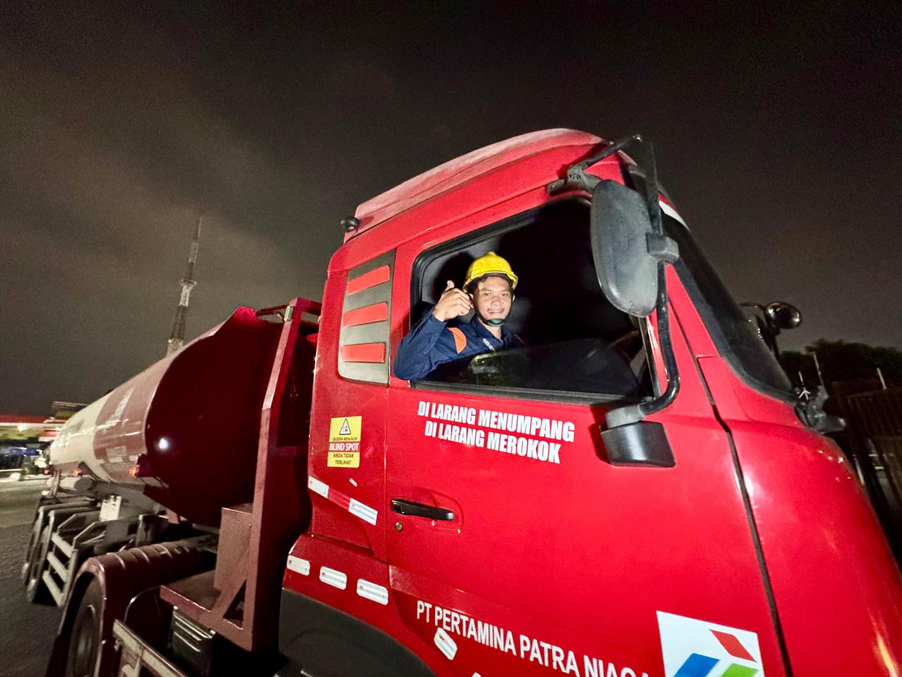 Petugas Pertamina Patra Niaga sedang mendistribusikan BBM ke Jember dan sekitarnya. Foto: Dok-Pertamina