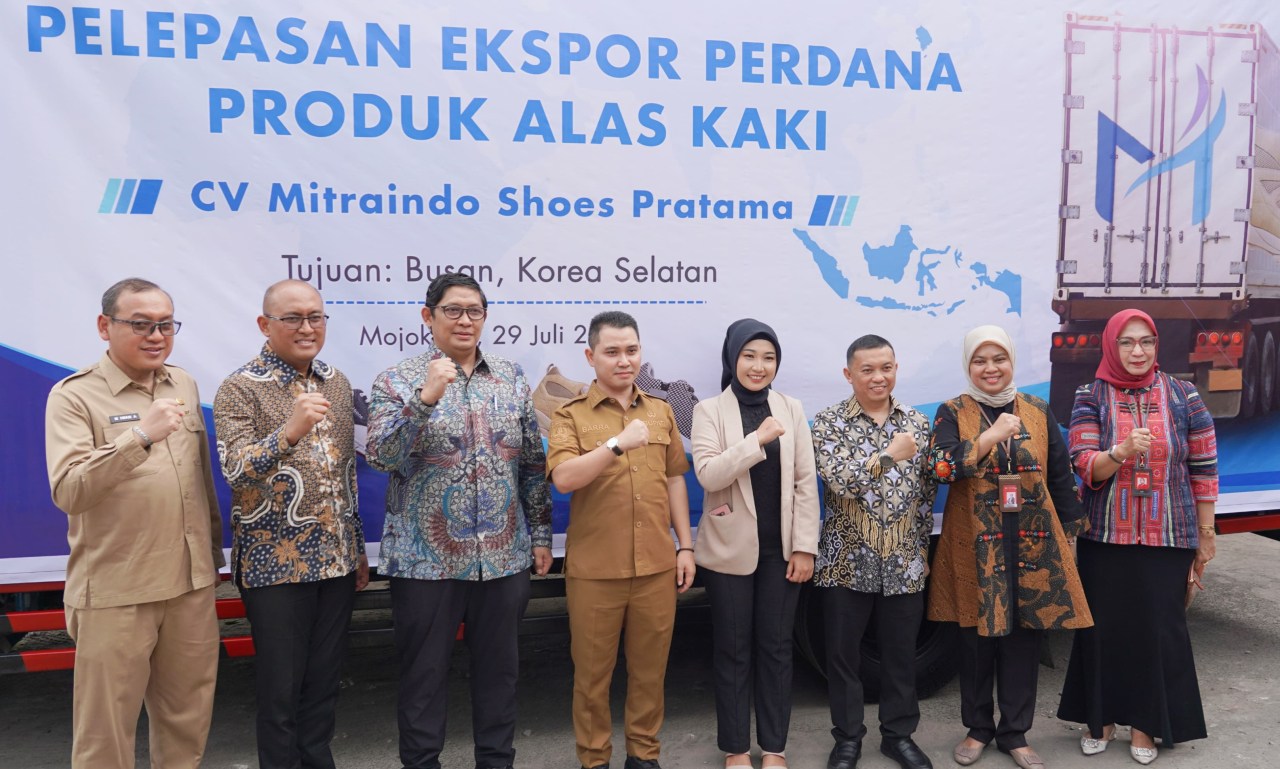 Pelepasan Ekspor Perdana Produk Alas Kaki dari UKM binaan Bank Jatim, CV Mitraindo Shoes Pratama ke Busan, Korea Selatan. foto: bankjatim for ayojatim.