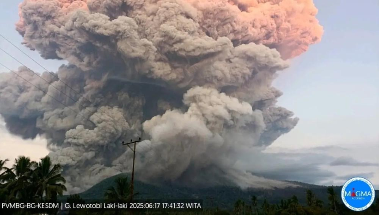 Gunung Lewotobi Erupsi, Penerbangan Labuan Bajo Lumpuh