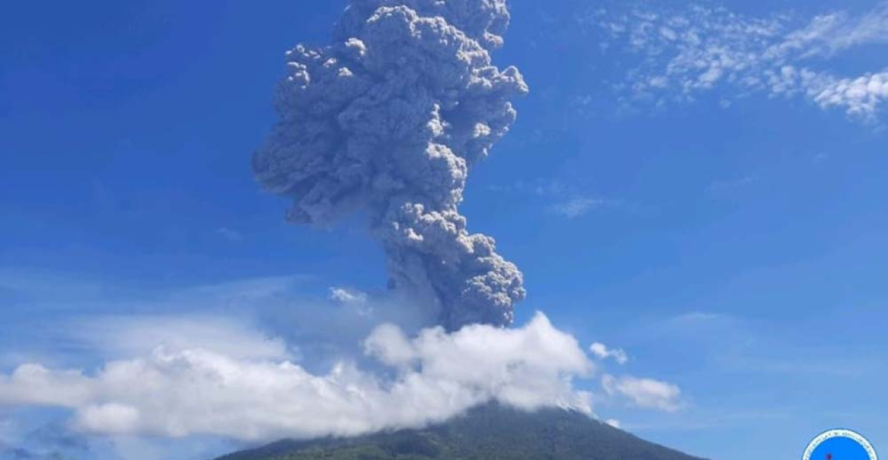 Abu berwarna kelabu hingga hitam dengan intensitas tebal condong ke arah barat. Foto/Erupsi Gunung Ile Lewotolok 2020
