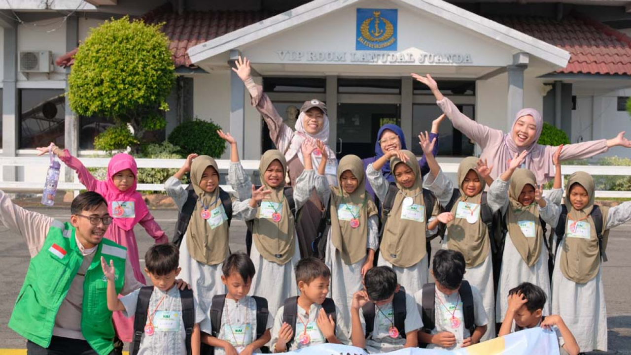 Anak-anak yatim diajak mengunjungi Museum Penerbangan TNI AL Juanda dan Rumah Pintar Cendekia Juanda. Foto/Taman Zakat