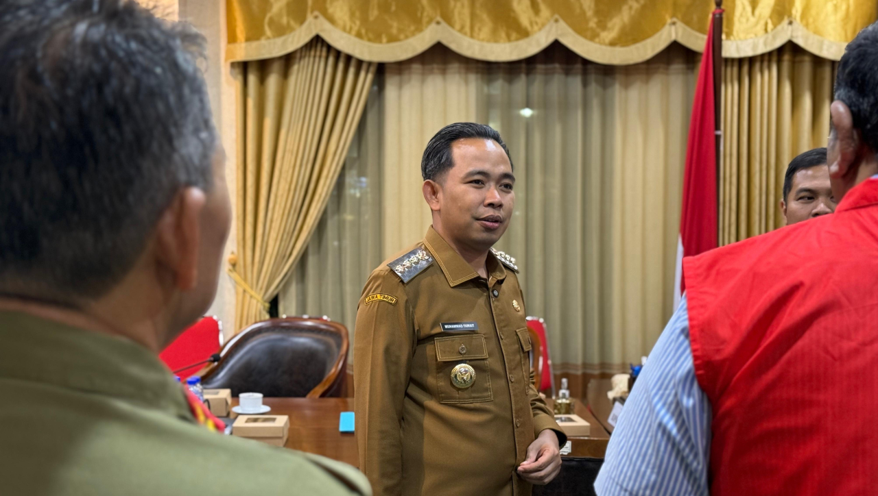 Bupati Jember, Muhammad Fawait, langsung memimpin koordinasi dengan PT Pertamina (Persero) untuk memastikan kelancaran distribusi BBM di wilayah Jember. foto: diskominfo Jember for ayojatim.