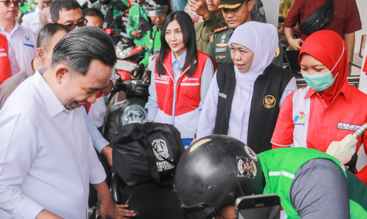 Gubernur Khofifah dan Gus Bupati Fawait memantau ketersediaan BBM di SPBU Kaliwates, Jember. foto: diskominfo Jember/ayojatim.