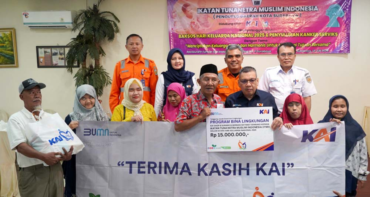 KAI Daop 8 Surabaya Berbagi Sembako dan Sosialisasikan Diskon untuk Penyandang Disabilitas