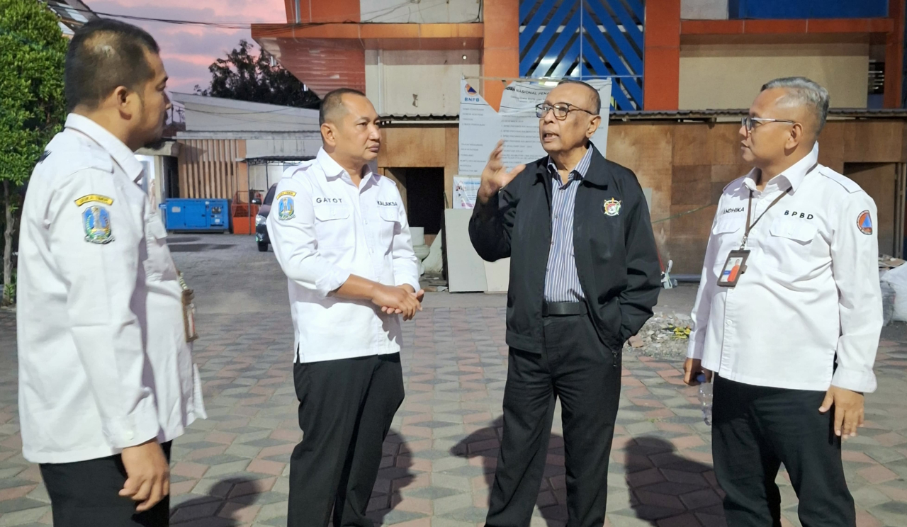 Kepala BNPB pertama Prof. Syamsul Maarif berdiskusi dengan Kalaksa BPBD Jatim, Gatot Soebroto di kantor BPBD Jatim di kawasan Waru, Sidoarjo. foto: BPBD Jatim for ayojatim.