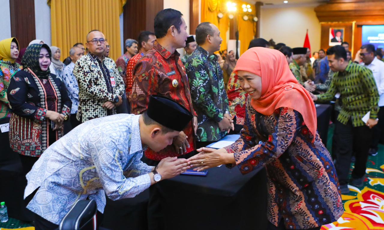 Gubernur Khofifah menyalami Gus Barra, Bupati Mojokerto saat High Level Meeting (HLM) Forum Investasi Jawa Timur yang diselenggarakan di Gedung Negara Grahadi Surabaya. foto: KIP for ayojatim.