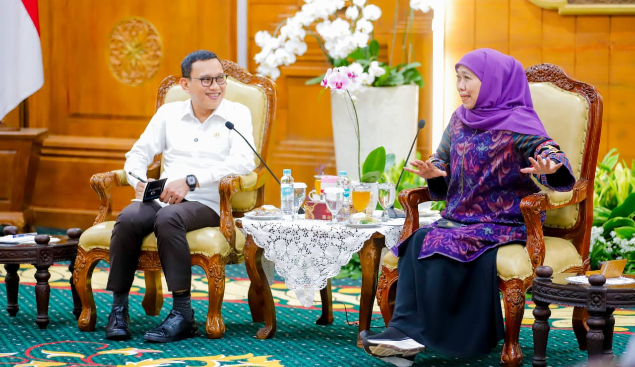 Gubernur Khofifah diskusi gayeng dengan Menteri P2MI, Abdul Kadir Karding di Gedung Negara Grahadi, Surabaya. foto: KIP for ayojatim.