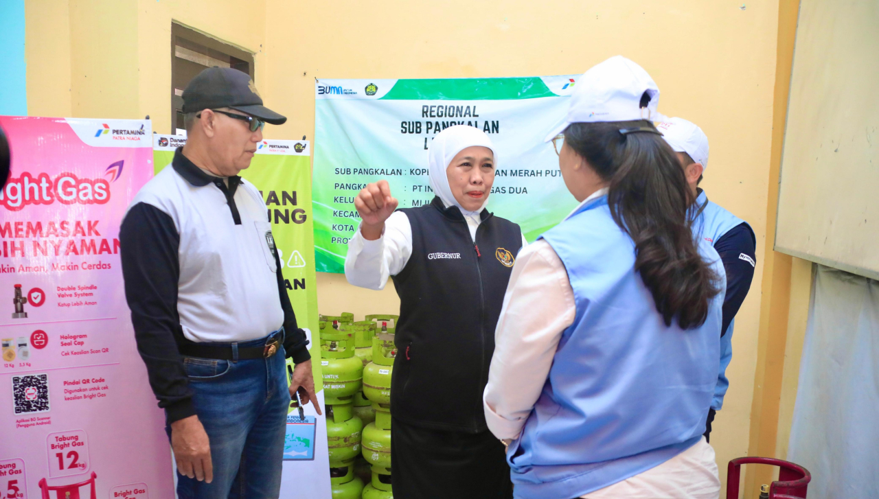 Gubernur Khofifah bersama rombongan meninjau ruangan yang digunakan sebagai etalase sembako dan elpiji. foto: KIP for ayojatim.