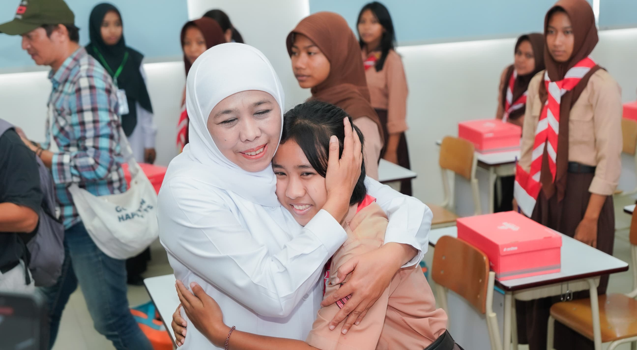 Gubernur Khofifah memberi semangat siswi Sekolah Rakyat di Kabupaten Kediri. foto: KIP for ayojatim.