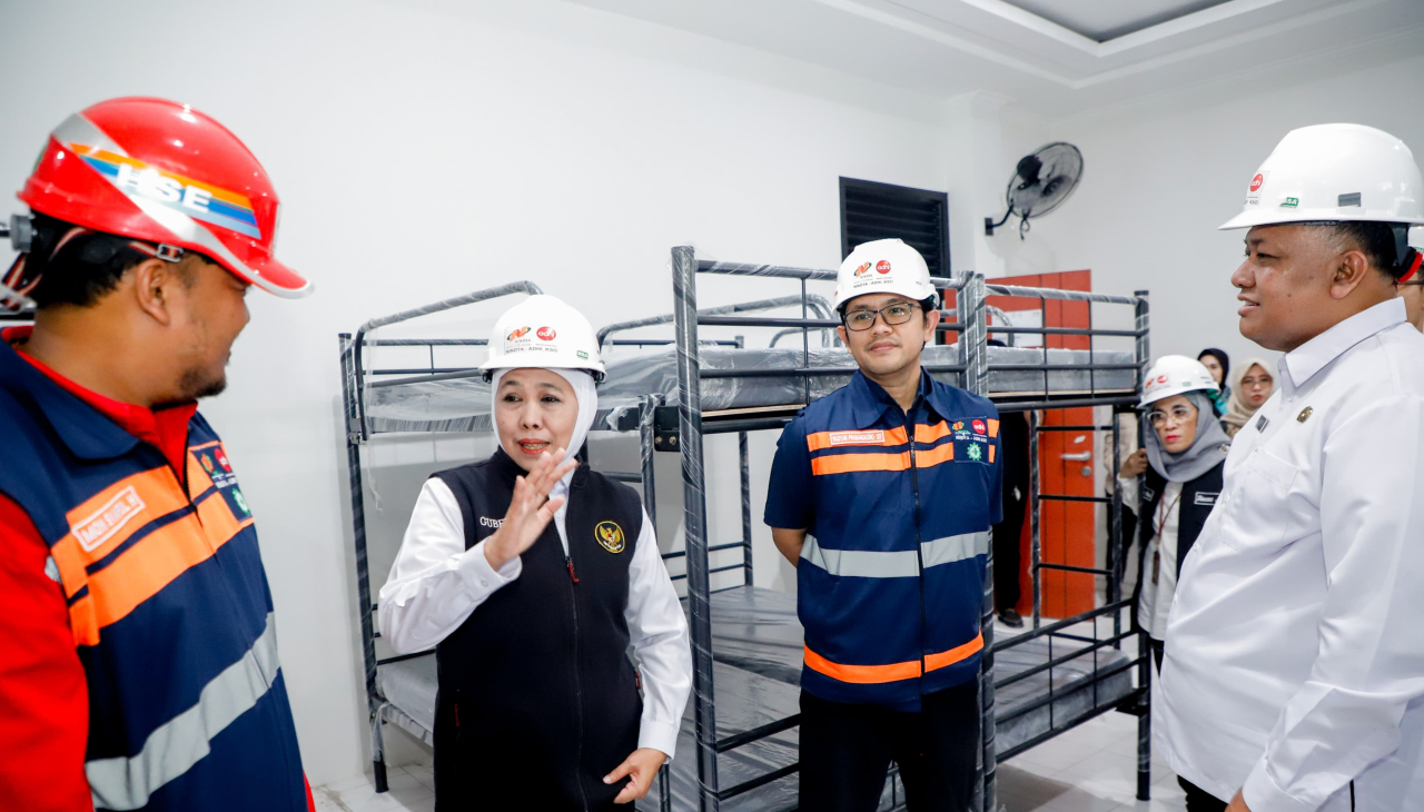 Gubernur Khofifah meninjau sarana dan prasarana serta berbagai kesiapan fisik Sekolah Rakyat (SR) di Gedung Eks Kantor Pemkab Pasuruan. foto: KIP for ayojatim.