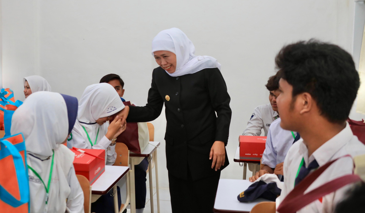 Gubernur Khofifah Meninjau Siswa di Hari Pertama Masuk Sekolah Rakyat