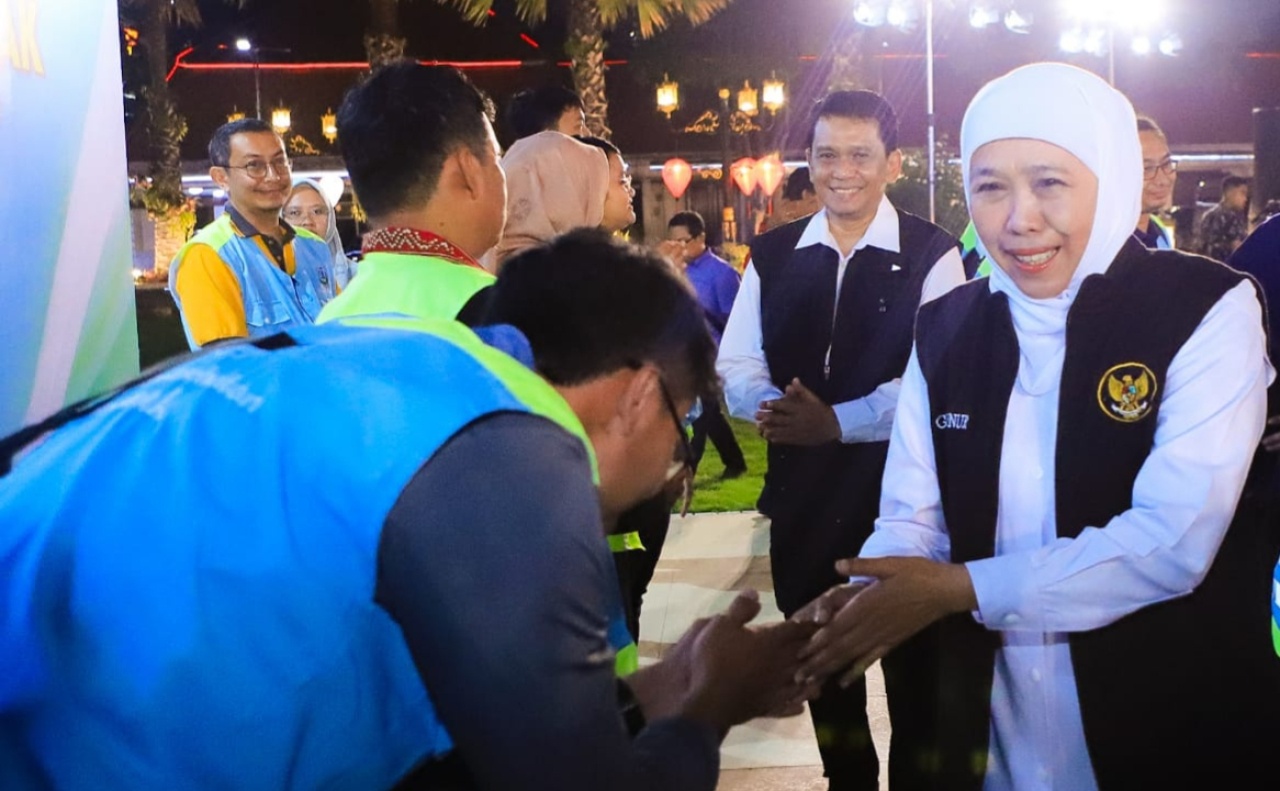 Gubernur Khofifah memberangkatkan 52 Tim Pelayanan Kesehatan Bergerak ke Pulau Sapudi. foto: KIP for ayojatim.