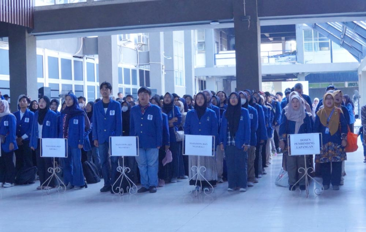 Sebanyak 241 mahasiswa dan 41 dosen pembimbing lapangan untuk KKN Tematik Literasi ITS siap diberangkatkan saat seremoni pelepasan. Foto: Ayojatim/Humas ITS