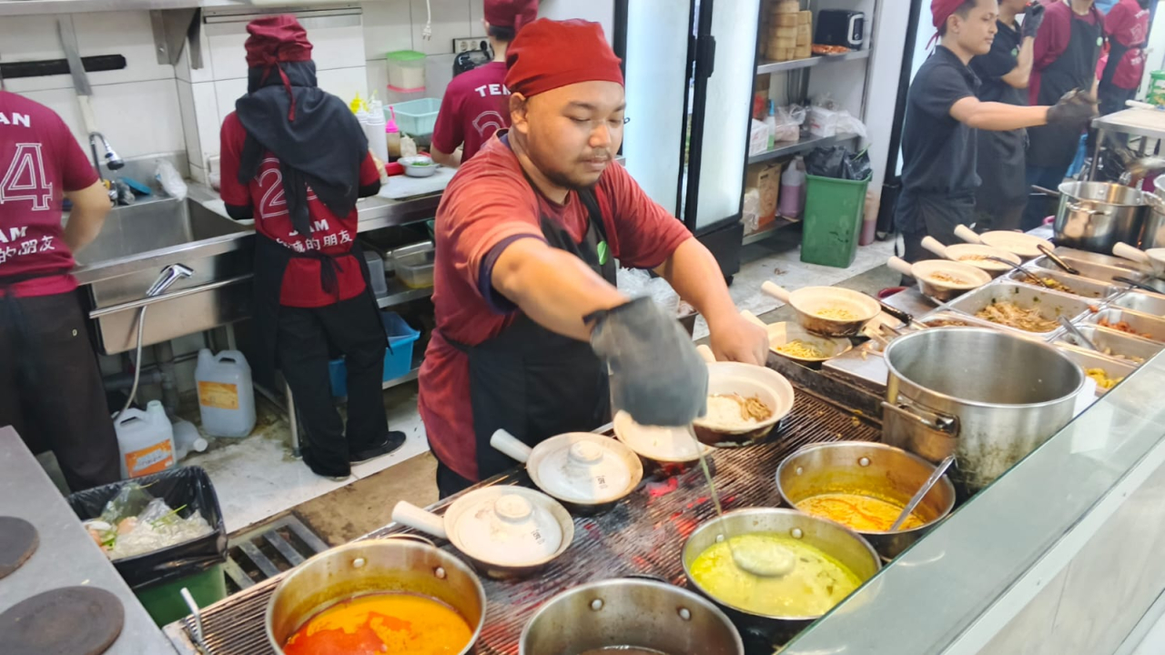 Menikmati Bubur Clay Pot dengan Konsep Kopitiam di Surabaya, Buka 24 Jam Nonstop