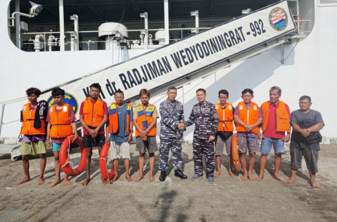 Dua Hari Terombang-ambing di Laut Usai Kapal Tenggelam, 9 Nelayan Ini Diselamatkan Kapal Bantu Rumah Sakit KRI RJW-992