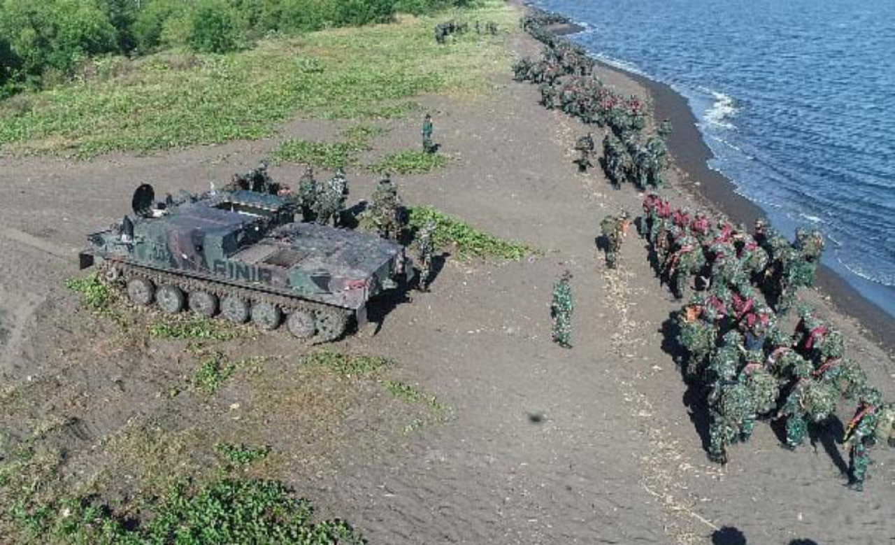 Aksi Menegangkan Siswa Dikmaba dan Dikmata Kuasai Pantai dalam Latihan Amfibi
