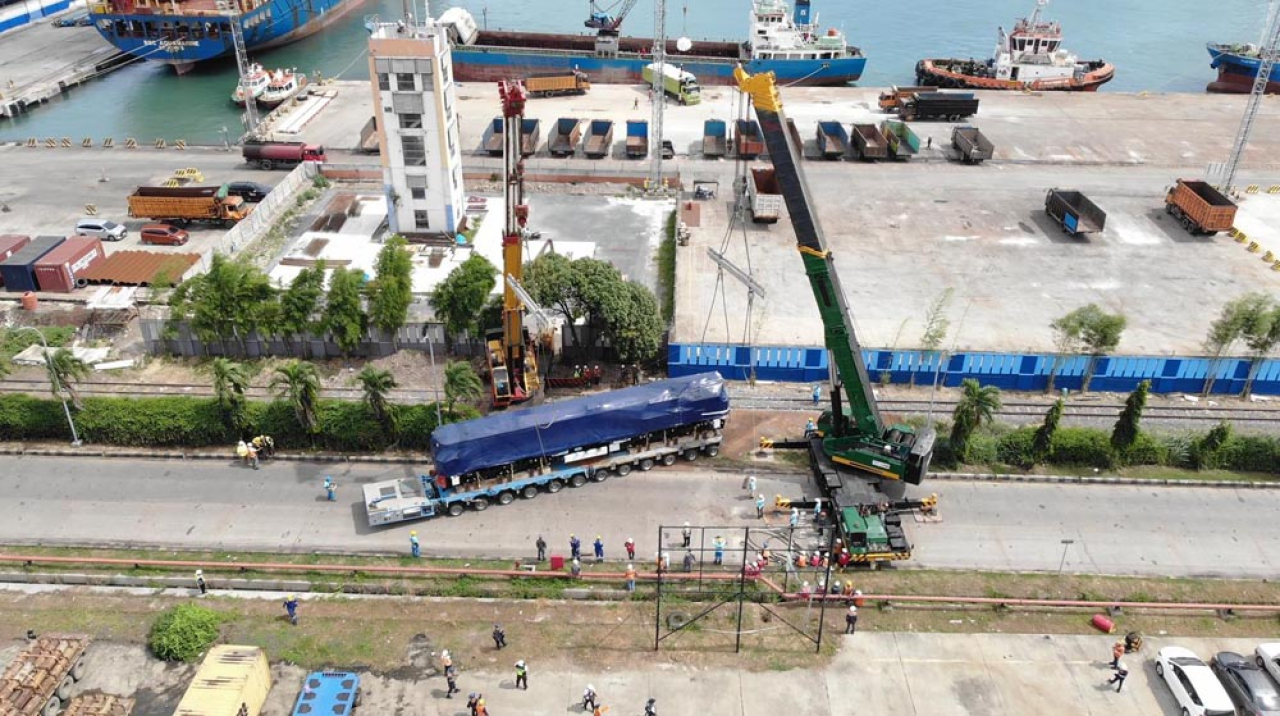 Kegiatan bongkar lokomotif impor asal Amerika Serikat. Kegiatan ini dimulai sejak pertengahan Juli dan akan berlangsung hingga Desember 2025. Foto/PTP Nonpetikemas