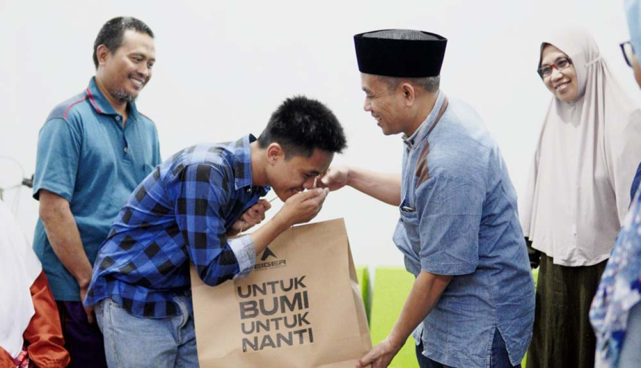 Muhammad Jabir Al Hanan saat menerima bingkisan dari Wakil Rektor II ITS Dr Ir Machsus ST MT. Foto/Humas ITS