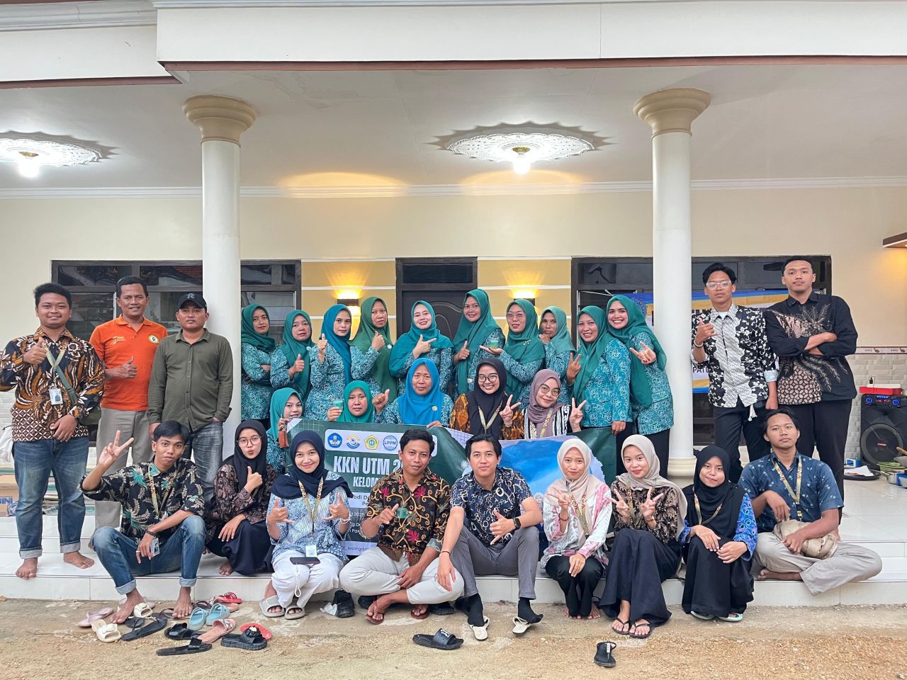 Mahasiswa KKN Kelompok 01 Universitas Trunojoyo Madura bersama Aparatur Desa Lesong Daja Pamekasan