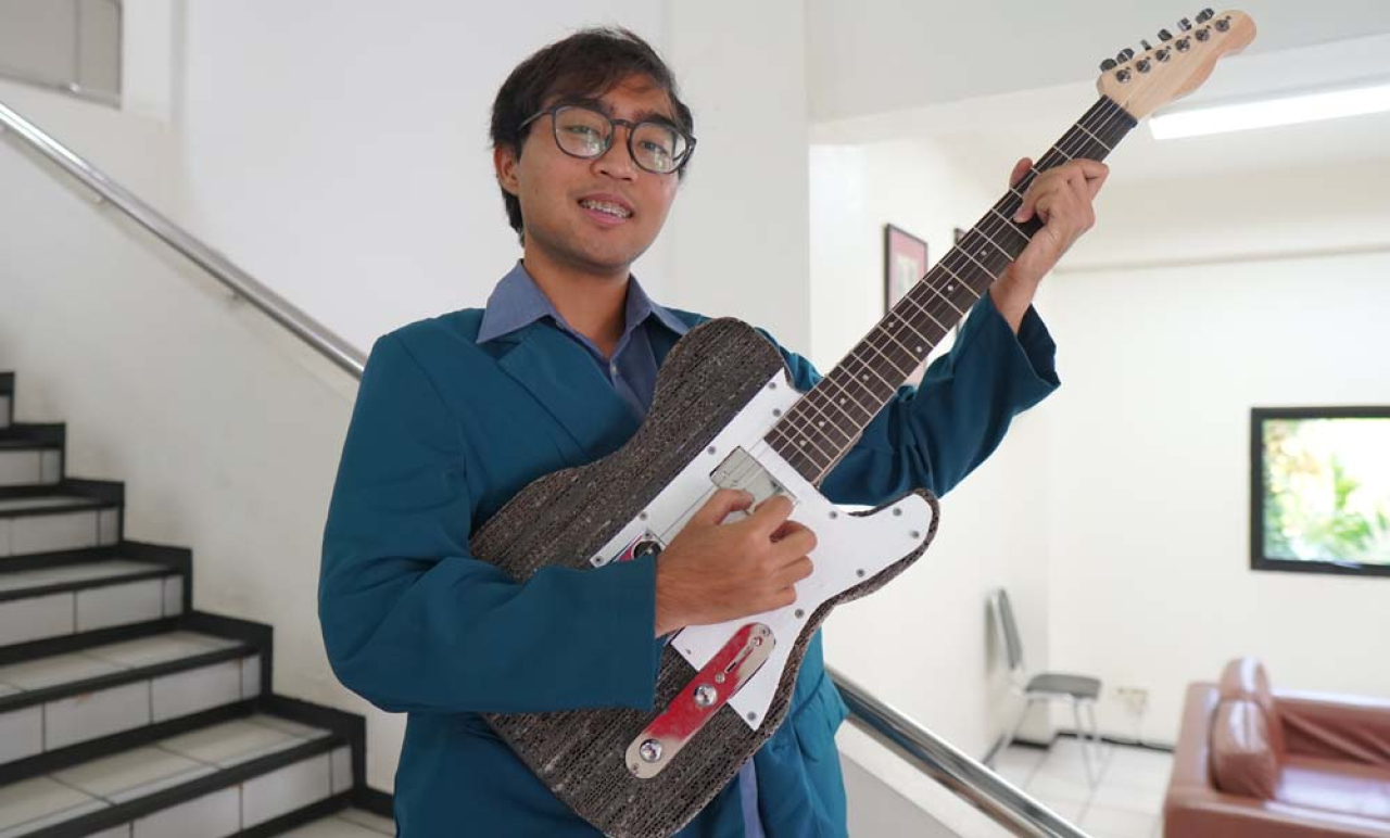 Mahasiswa Ubaya Ciptakan Gitar Listrik Kardus: Unik, Ringan, dan Anti-Mainstream!