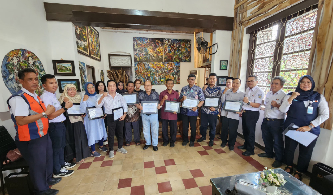 KAI Daop 8 Surabaya Beri Penghargaan Mitra Penyewa Aset Tertib Administrasi