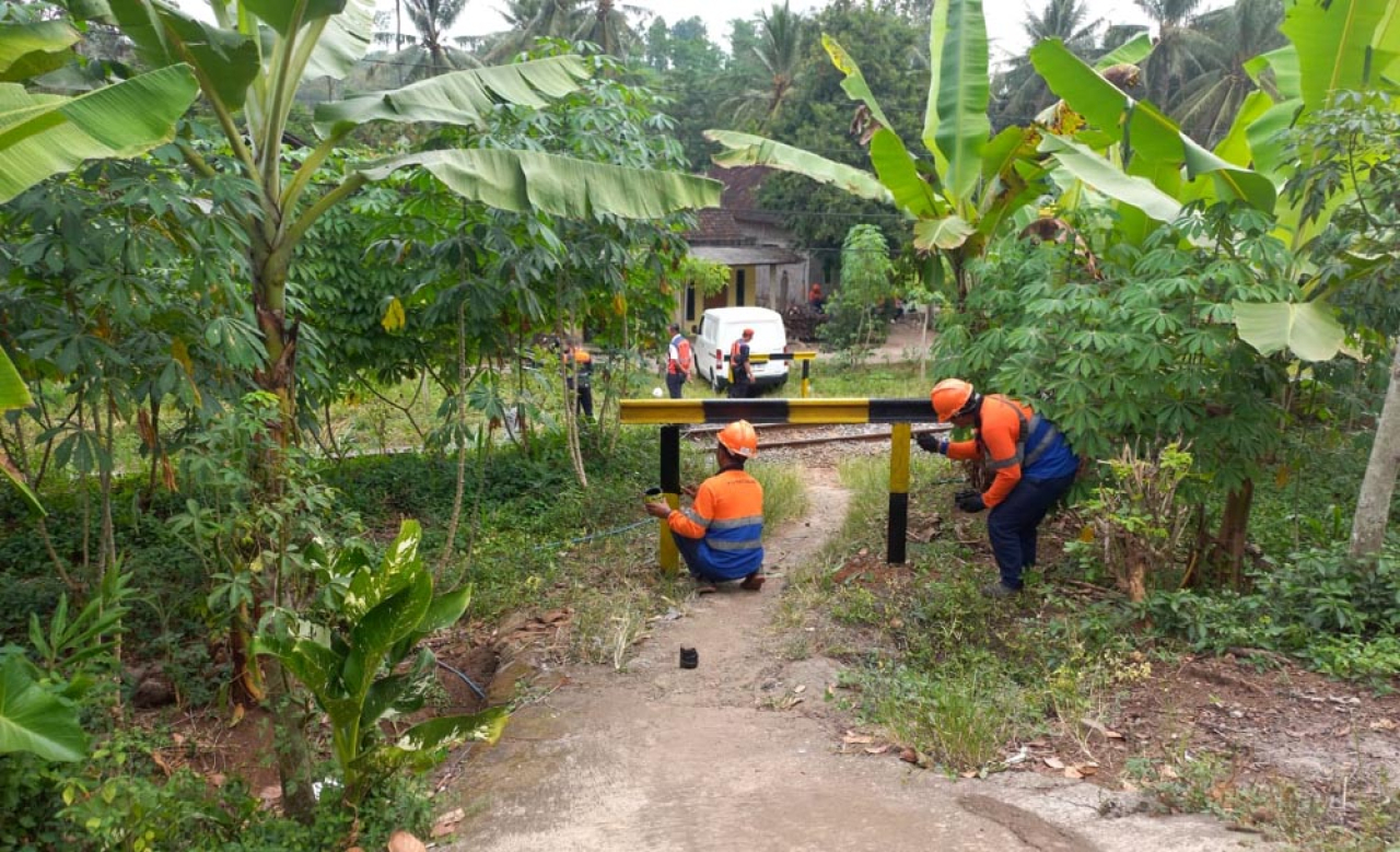 KAI Daop 8 Surabaya Perketat Penutupan Perlintasan Liar demi Keselamatan Kereta Api
