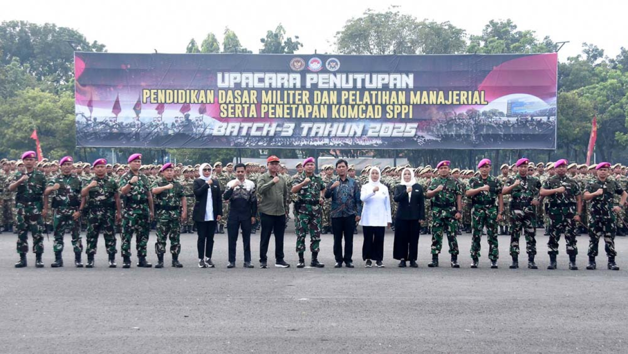 Pendidikan Dasar Militer (Diksarmil) dan Manajerial Sarjana penggerak Pembangunan Indonesia (SPPI) Batch 3 tahun 2025 secara resmi ditutup. Foto: Dispen Kormar for Ayojatim