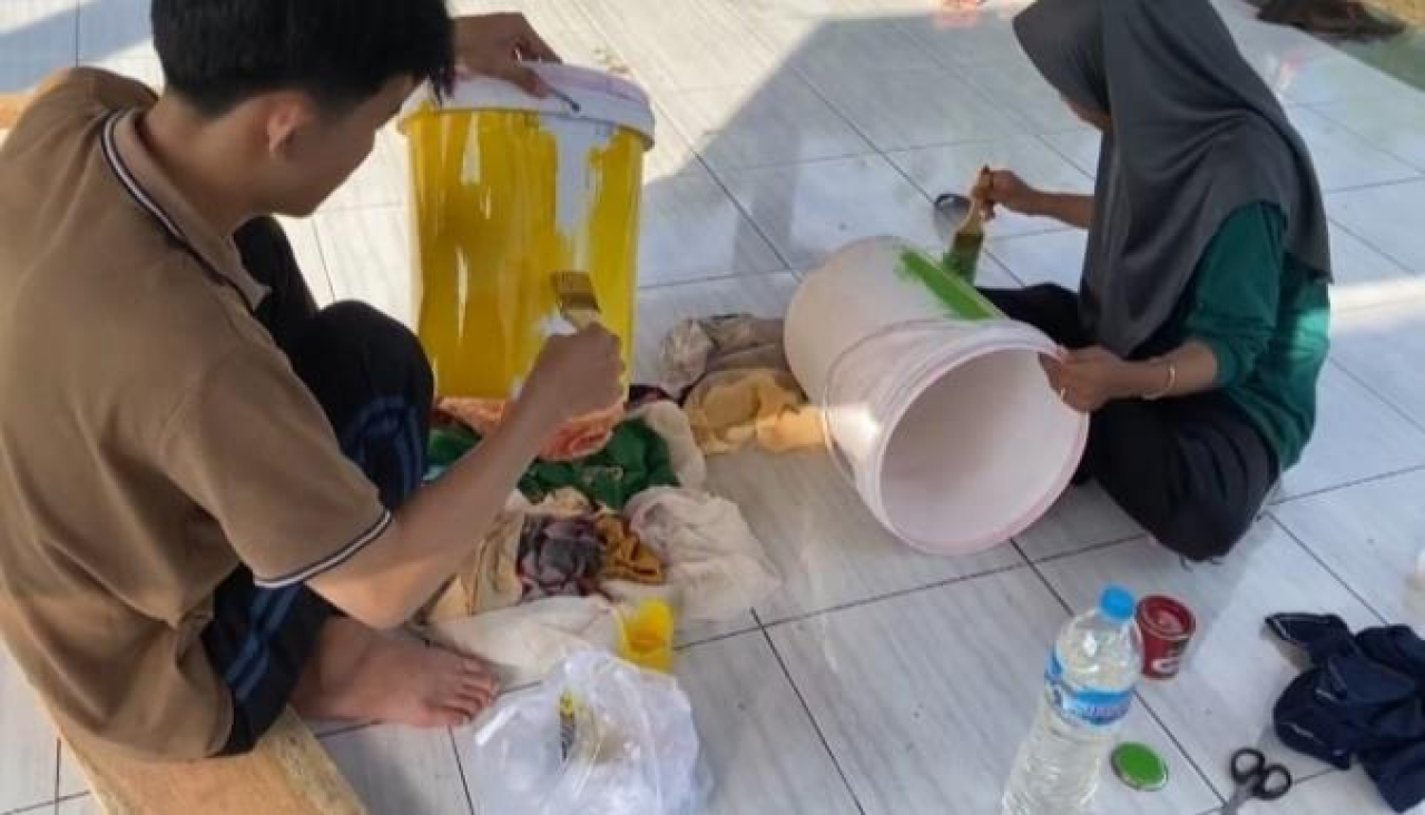 Proses Pembuatan Tempat Sampah Organik dan Anorganik oleh Mahasiswa KKN Kelompok 20 (Dok : Mahasiswa KKN Kelompok 20)