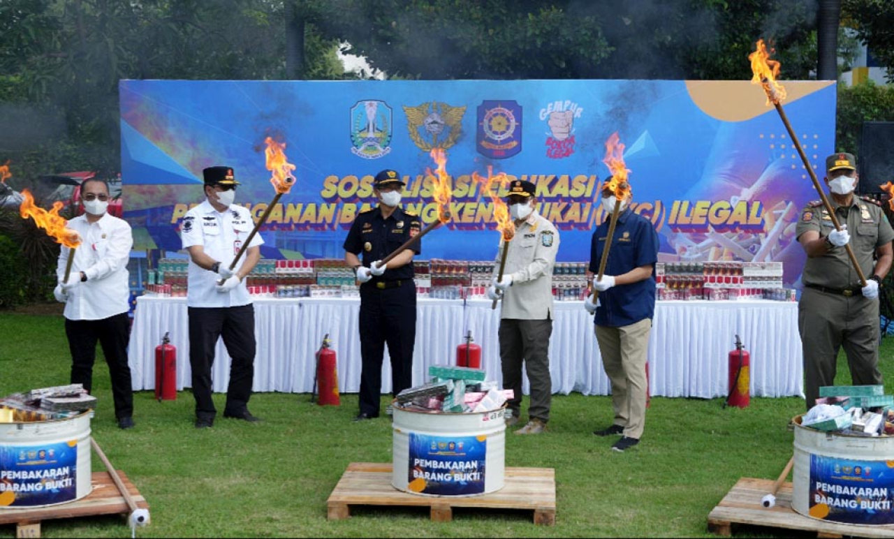Pemusnahan barang bukti rokok ilegal di Bea Cukai Jawa Timur I. Foto: Ali Masduki/Ayojatim