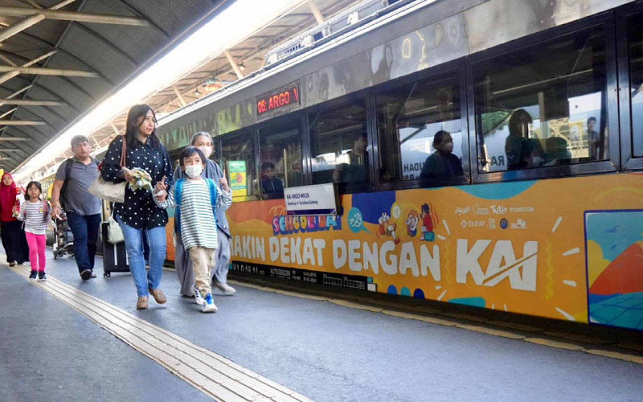 KAI Daop 8 Surabaya Hadirkan "Schooliday" dan Livery Jumbo, Tawarkan Diskon 30 Persen Selama Libur Sekolah