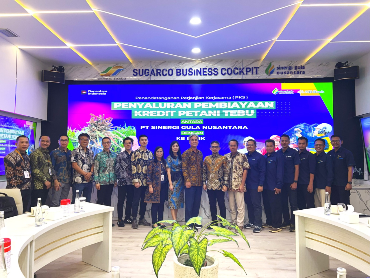 Foto bersama PT SGN dan KB Bank setelah penandatanganan kerjasamaprogram pembiayaan kredit petani tebu di Surabaya, Selasa (29/7/2025). Foto: Ayojatim