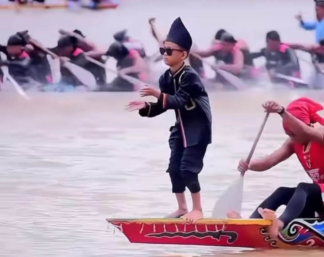 Tangkapan layar video aksi sang penari cilik pacu jalur Rayyan Arkan Dikha, yang viral mendunia. Foto/SC-PacuJalur2025