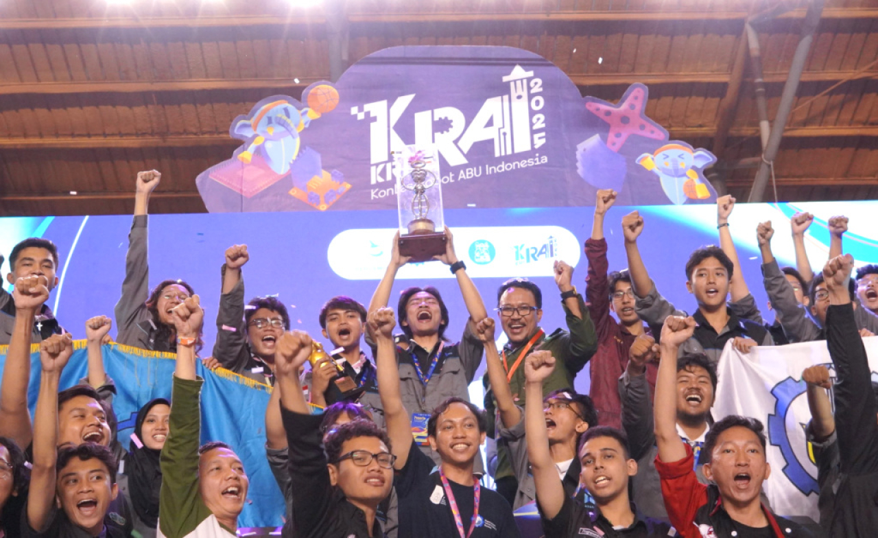 Kemenangan RIVERA tak hanya mengantongi gelar juara KRAI 2025, tetapi juga penghargaan tim dengan strategi terbaik. Foto/Humas ITS