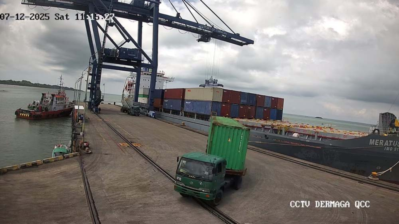 Alat bongkar muat peti kemas jenis quay container crane di Terminal Peti Kemas (TPK) Tarakan kini kembali berfungsi normal. Foto/Pelindo