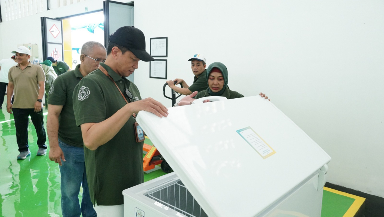 Rektor ITS Prof Ir Bambang Pramujati ST MScEng PhD Resmikan GedungPenampungan Sementara (TPS) Limbah Bahan Beracun dan Berbahaya (B3) Terpusat, Jumat (25/7/2025). Foto: Humas ITS