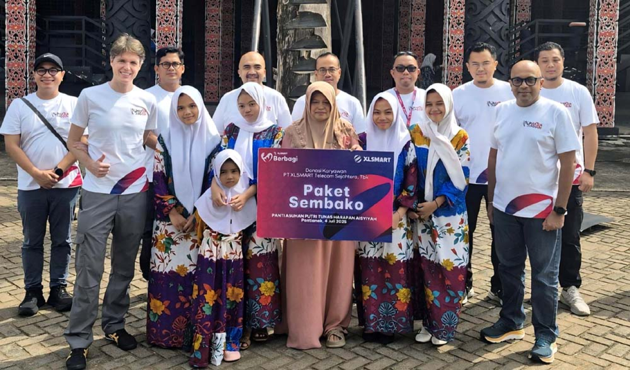 Tahun ini, karyawan XLSMART menyalurkan santunan di lebih dari sepuluh kota di Indonesia. Foto/XLSMART