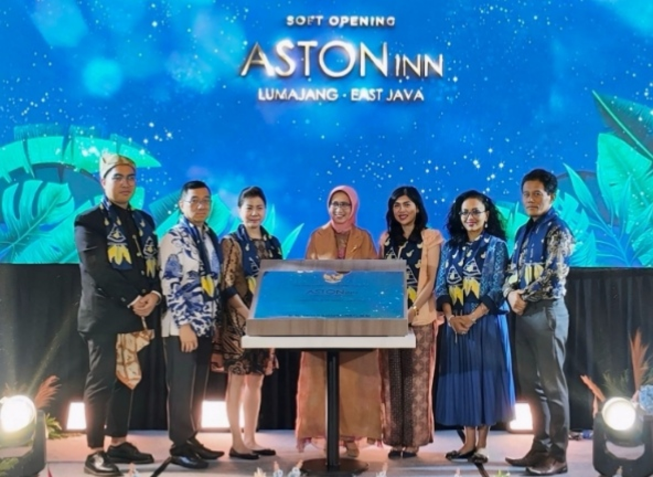 Penandatangan Prasasti Peresmian Aston Inn Lumajang, oleh Bupati Lumajang, Ir. Hj. Indah Amperawati Masdar, M.Si., Sabtu (9/8/2025). Foto: Dok-Archiepelago