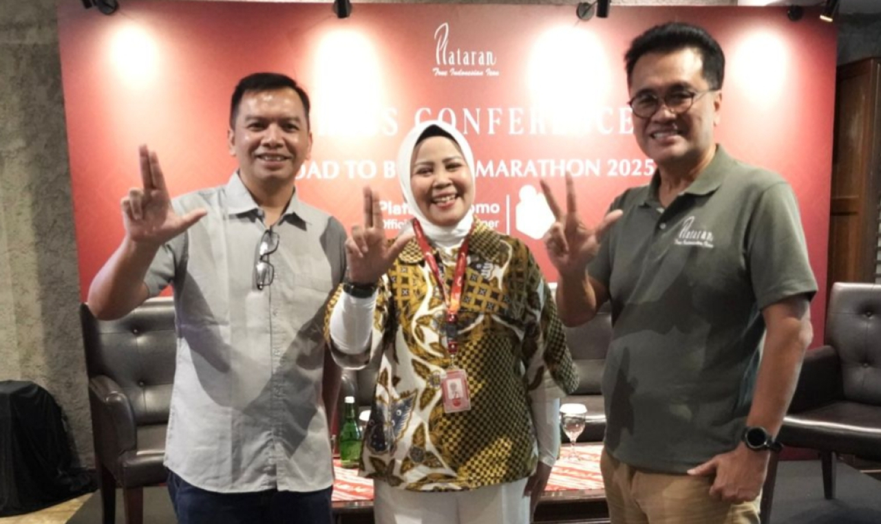 Vice President Dana & Jasa Bank Jatim Yetty Fitria S, CEO & Founder Plataran Indonesia, Yozua Makes, Founder Bromo Marathon & CEO Galanesia Dedik Kurniawan dalam preskon Bank Jatim Bromo Marathon 2025. foto: bankjatim for ayojatim.