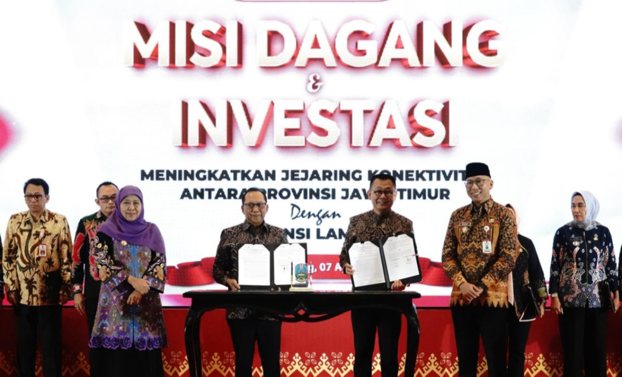 Gubernur Jawa Timur Khofifah Indar Parawansa, Gubernur Lampung Rahmat Mirzani Djausal, Plt. Direktur Utama Bank Jatim Arif Suhirman, dan Direktur Utama Bank Lampung Mahdi Yusuf hadir dalam misi dagang dan investasi di Lampung. foto: bankjatim for ayojatim