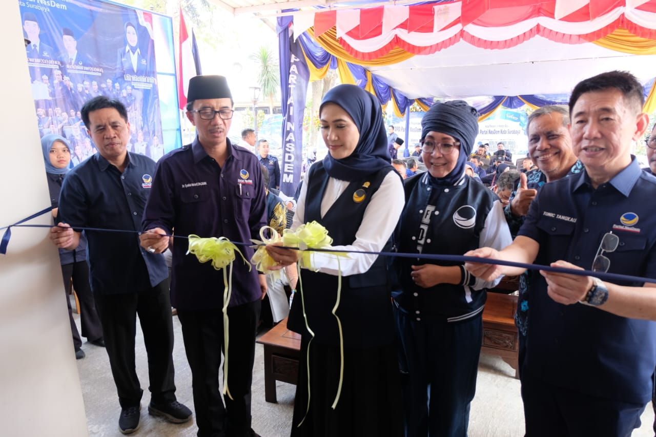 Prosesi pemotongan pita peresmian kantor baru DPD Nasdem Surabaya DPD 