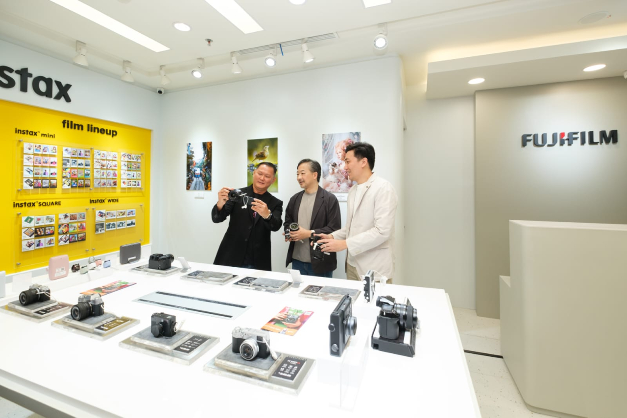 Dari kiri, Partner Fujifilm Indonesia, Akang, President Director Fujifilm Indonesia, Masato Yamamoto, dan Head of Marketing Fujifilm Indonesia, Johanes Rampi. Foto: Fujifilm - Ayojatim