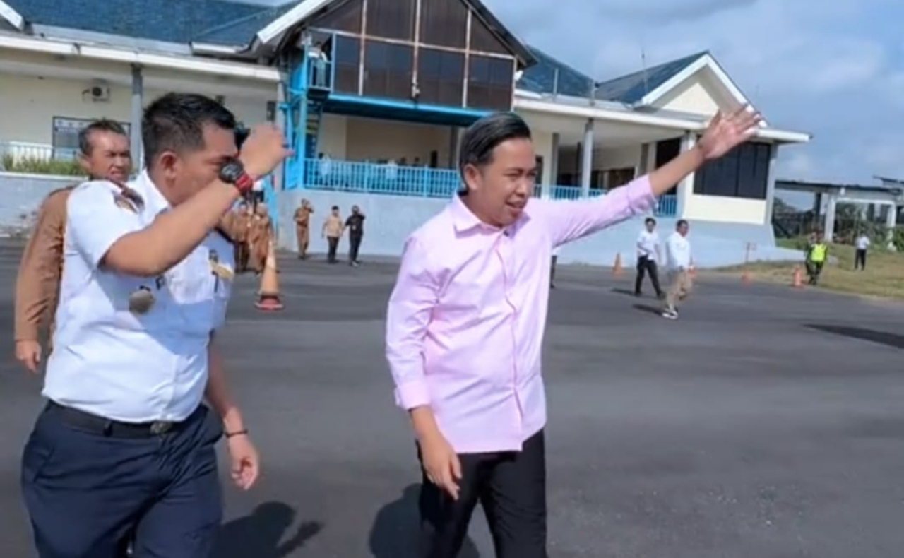 Gus Fawait Bupati Jember melihat kesiapan fasilitas Bandara Hadinegoro menjelang pembukaan rute Jember-Jakarta. foto: diskominfo Jember for ayojatim.